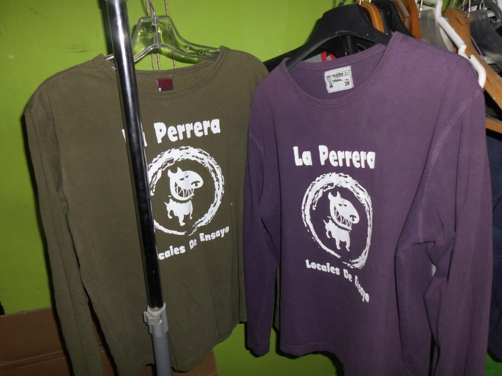 Camisetas en colores oscuros 