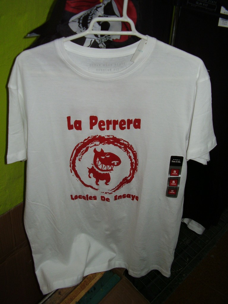 Camiseta blanca tinta roja